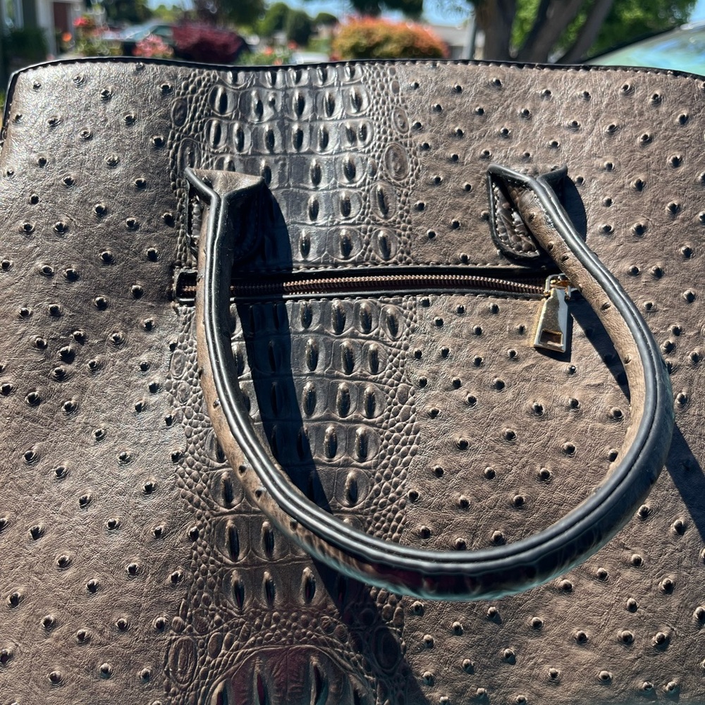 Elegant Black Shoulder Bag - Picture 3 of 5